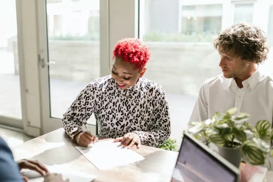 Un couple signe un contrat pour une assurance construction.