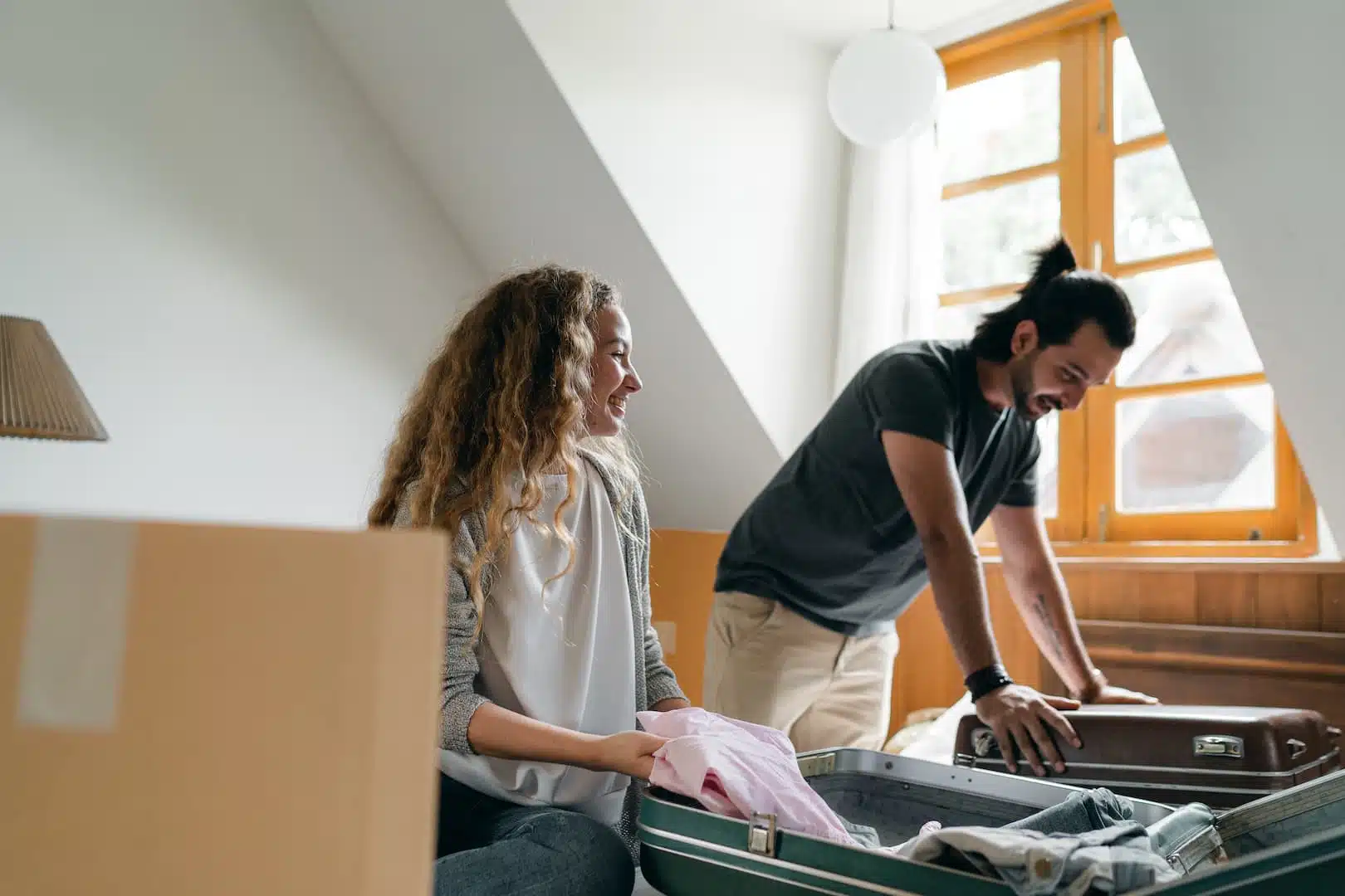 Un couple emménage dans un logement en location