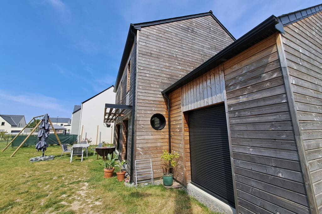 maison-ossature-bois-maisons-passiva-cote-garage_04