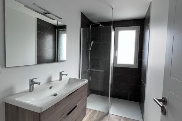 interieur-salle-de-bain-maison-passiva-construction-reception-pour-retraites interieur-salle-de-bain-maison-passiva-construction-reception-pour-retraites