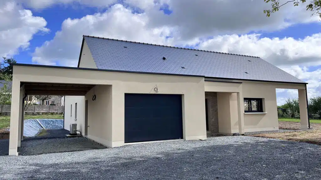 maison-plain-pied-bretagne-facade-avant-maisons-passiva_01